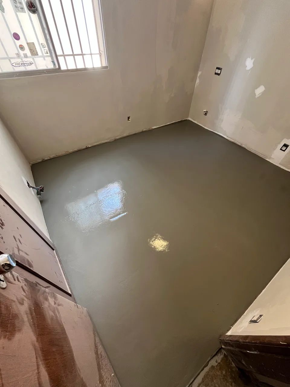 Instalação de piso vinílico laminado e rodapé  - Foto 3