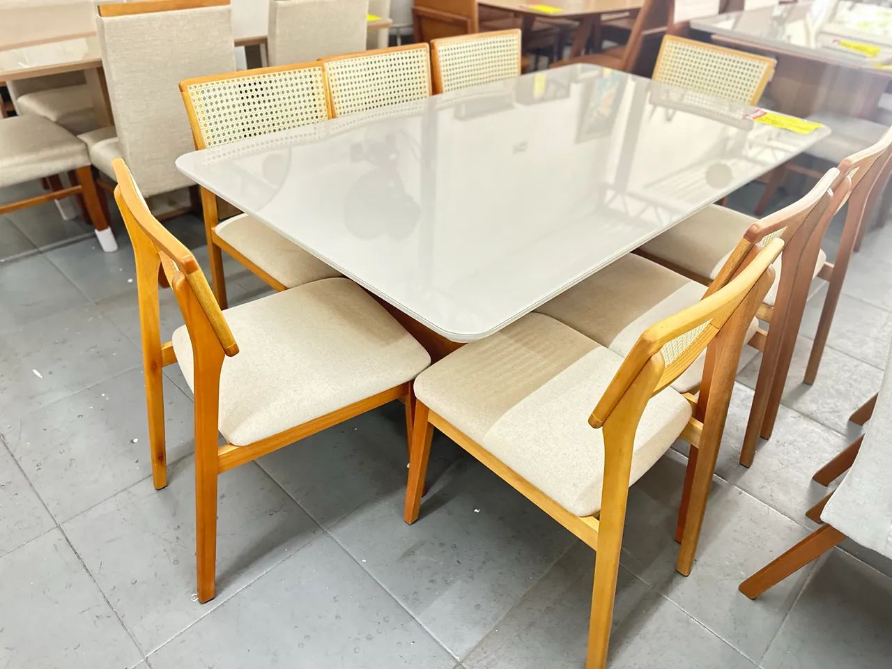 Mesa resistente de madeira 