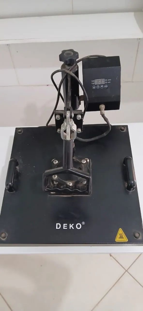 VENDO PRENSA TERMICA DEKO 220V SEMI NOVA - Foto 2