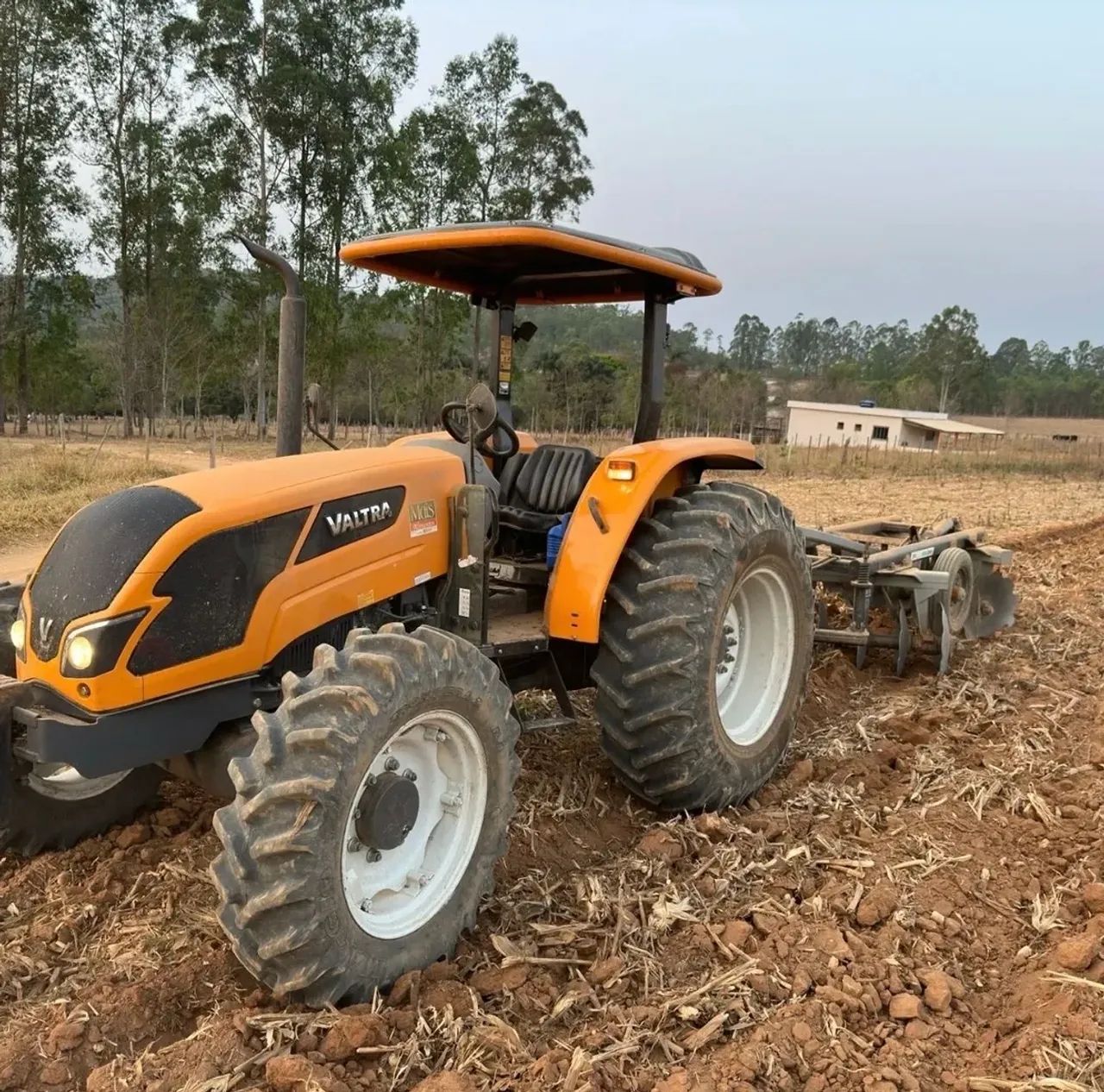 TRATOR AGRÍCOLA 