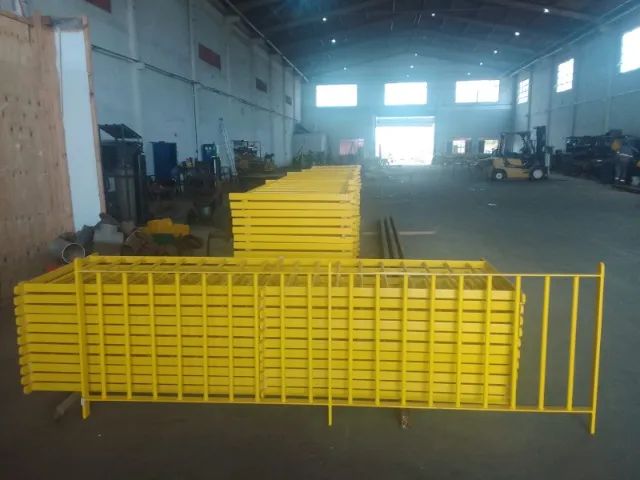 Gradis, tenho disponível 140metros,   R$ 350,00 o metro, temos vários modelos de trilhos  - Foto 2