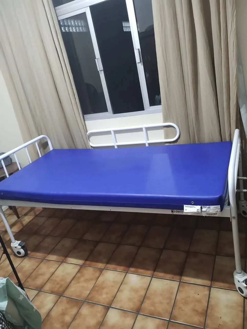 Cama hospitalar semi nova com 2 colchões 