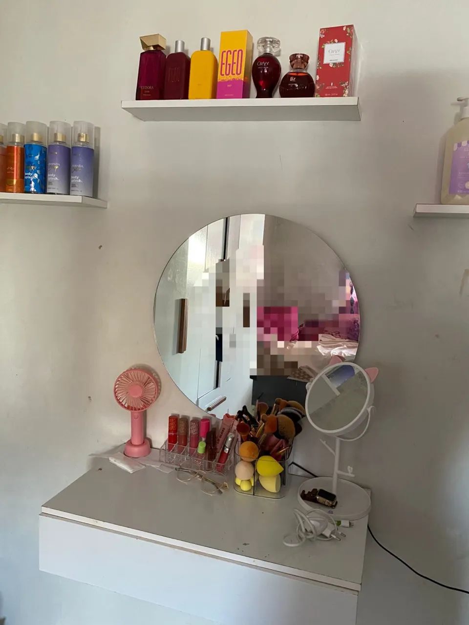 Vende-se penteadeira com prateleira!