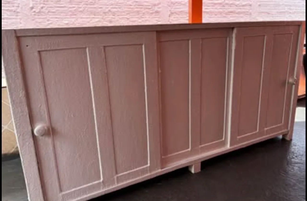 Vendo balcão de madeira branco.