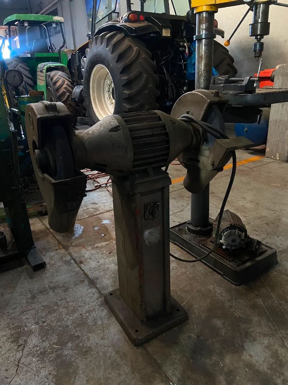 Vende-se esmeril industrial trifásico