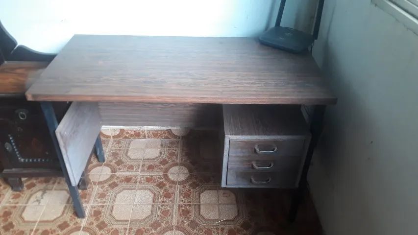 Mesa escrivaninha com gavetas clássica anos 80