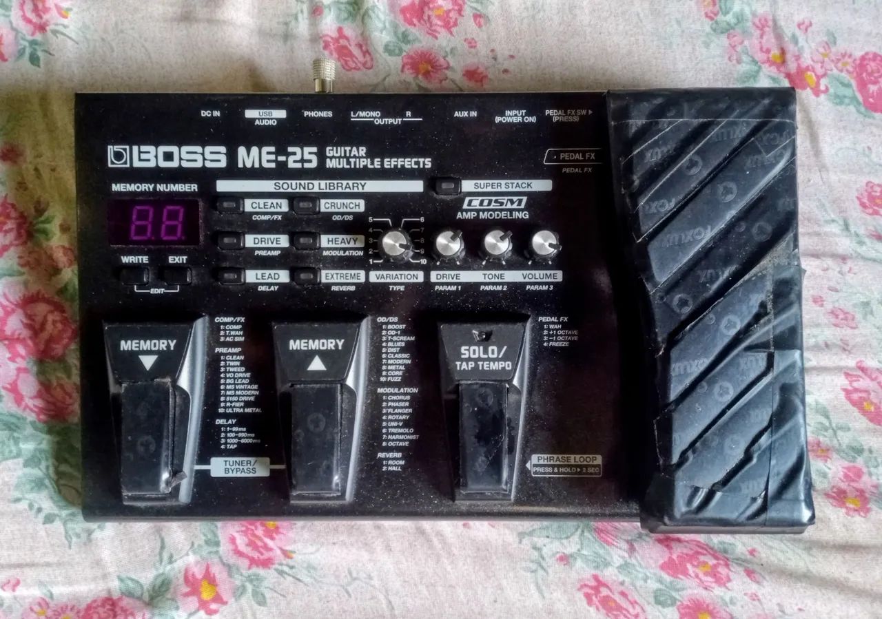 Pedaleira Boss ME 25.