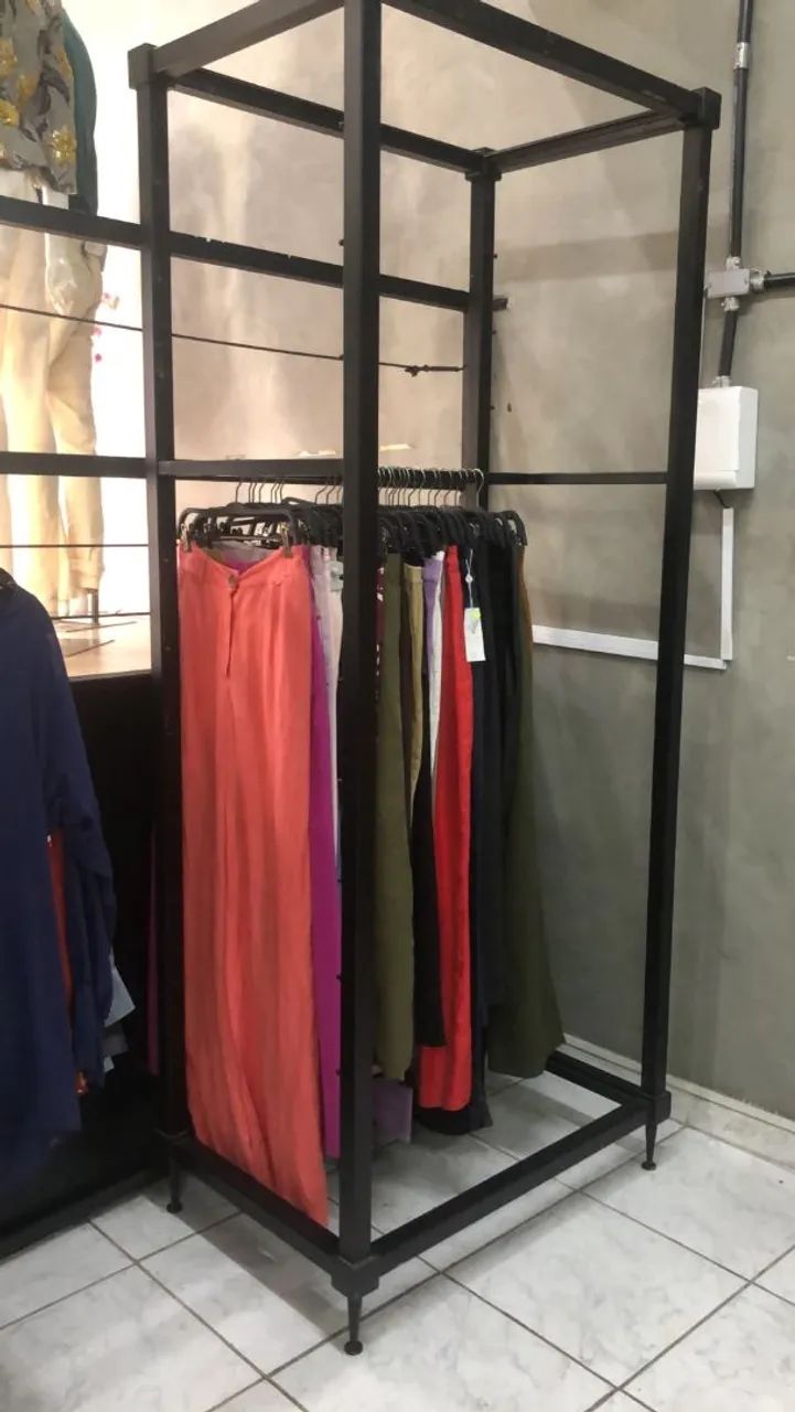 Arara para loja de roupas Le Lis Blanc 