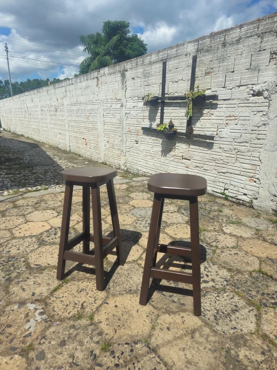 Bancos de 65cm na cor marrom todo em madeira  - Foto 2