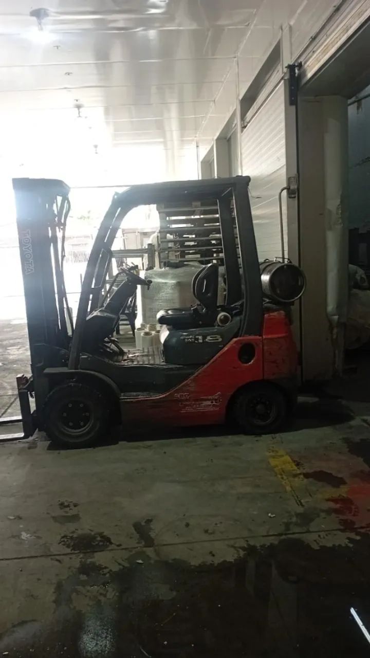 EMPILHADEIRA COMBUSTAO 8FG18 TOYOTA 12706