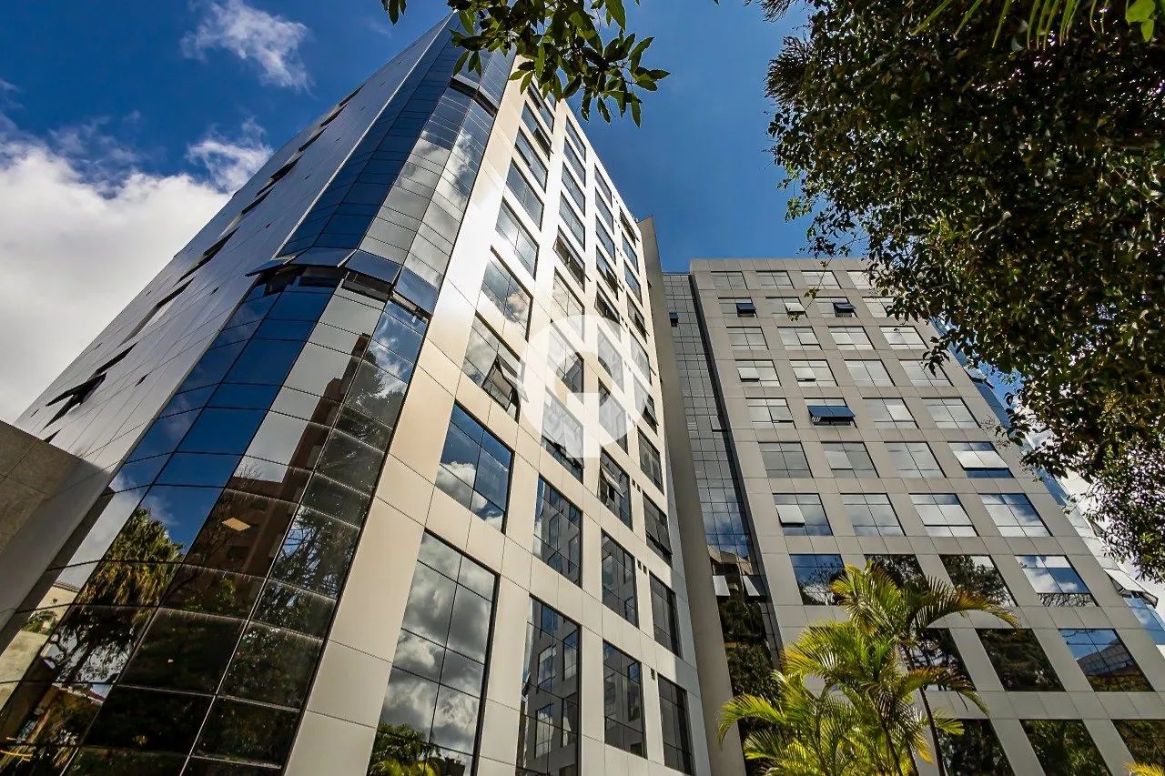 SALA COMERCIAL À VENDA NO CENTRO CÍVICO COM 141,3m2 E 2 VAGAS