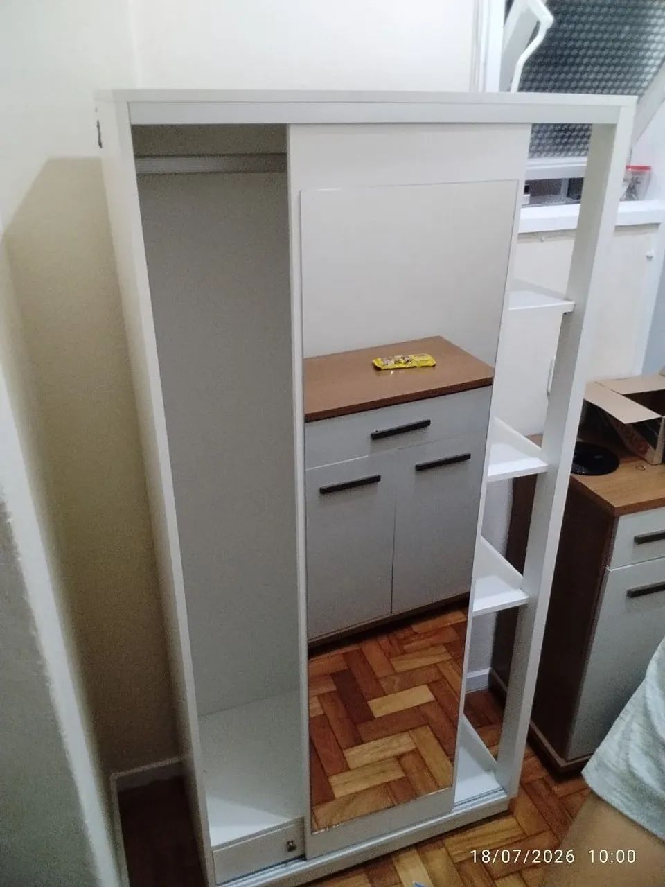 Roupeiro com espelho e prateleiras - Foto 4