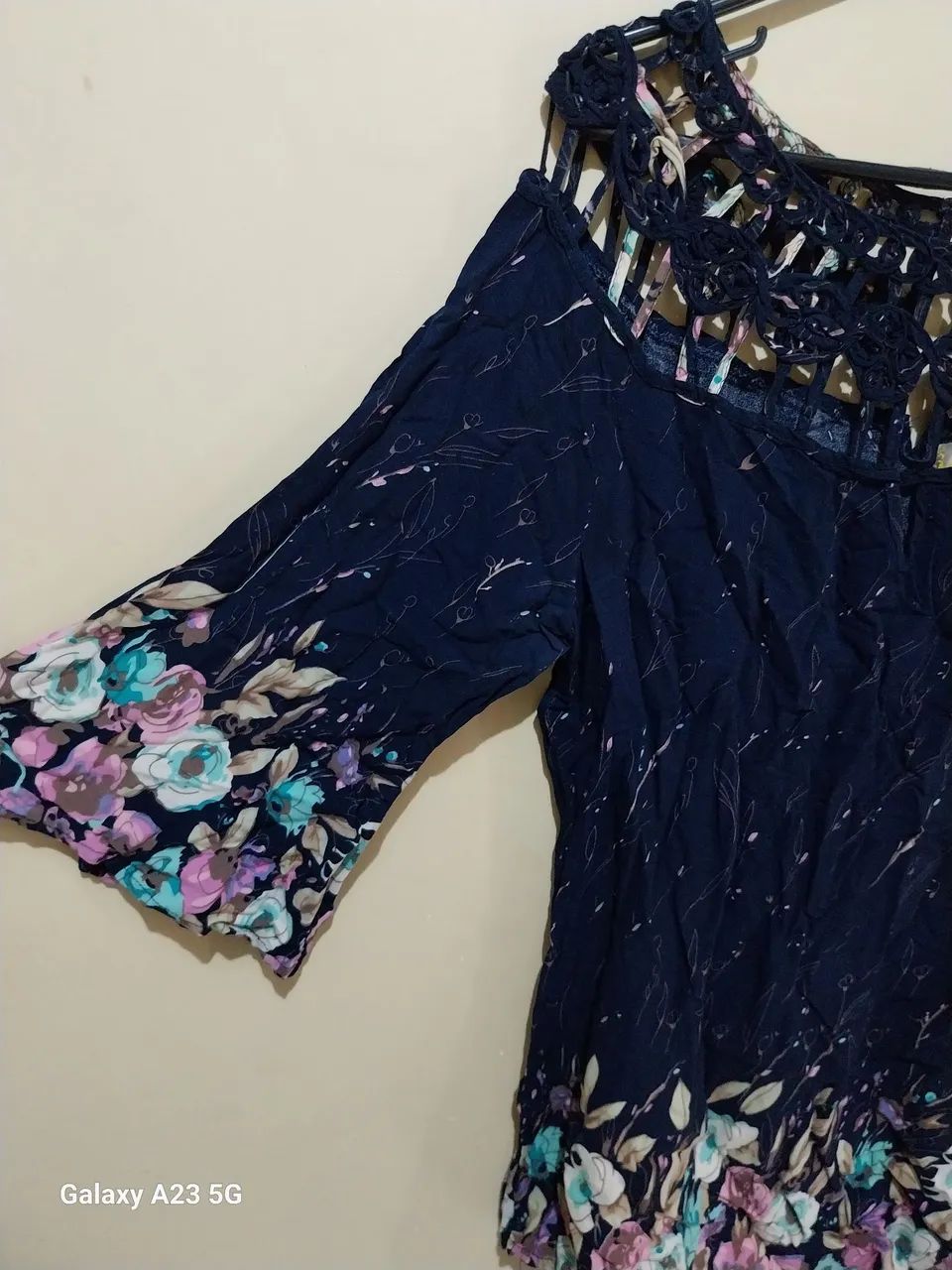Camisa social floral azul marinho - Foto 2