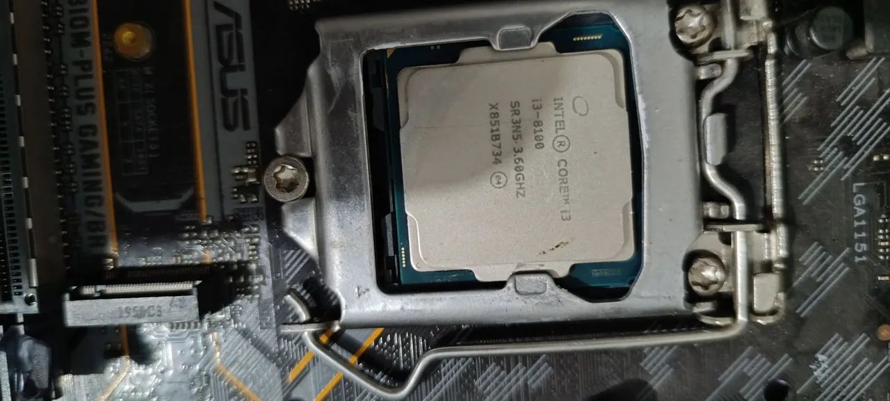 Processador core i3 8 geração funcionando perfeitamente. 