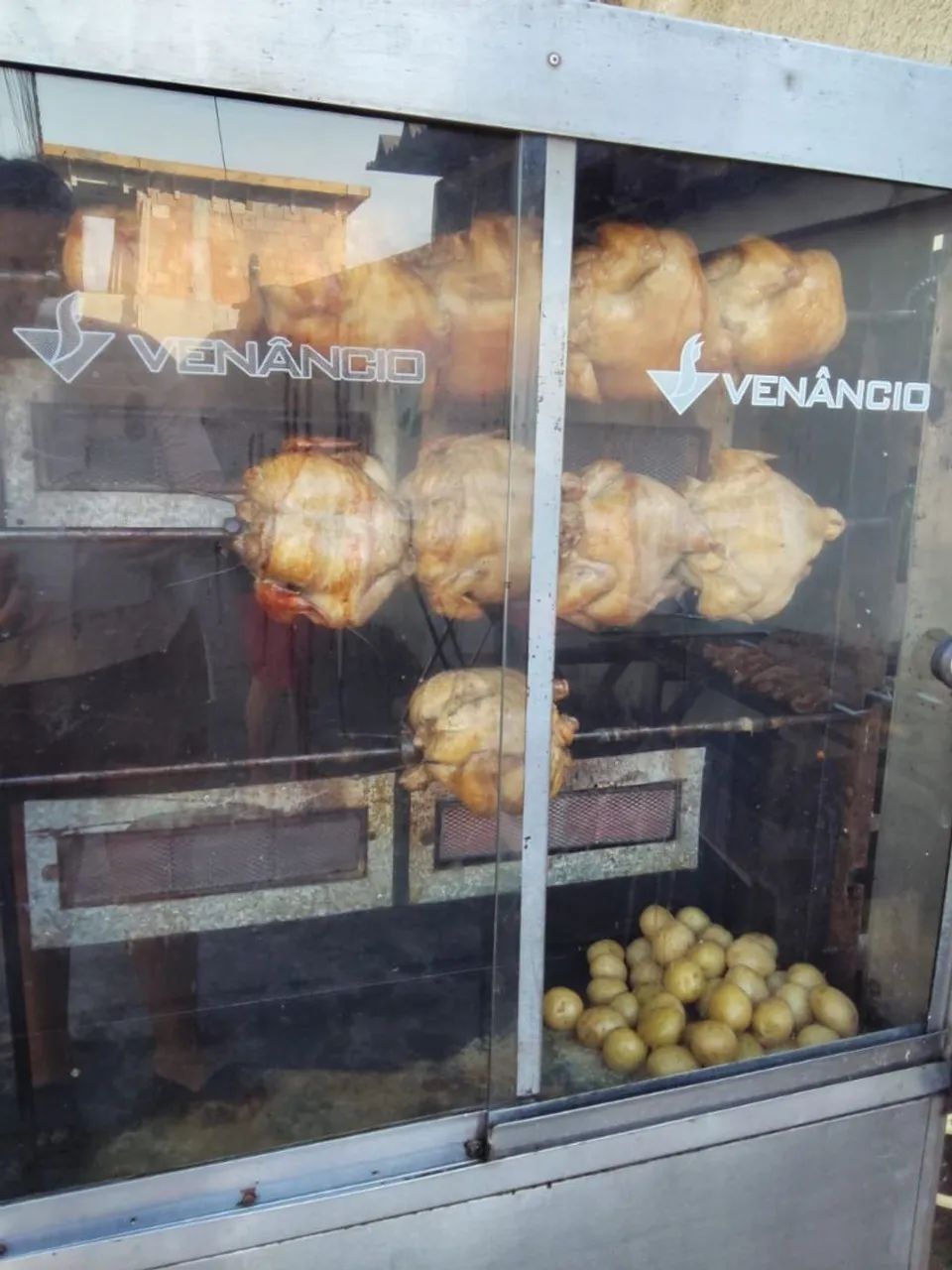 Vendo frangueira com 4 espetos, mesa de corte, e descartáveis. - Foto 2