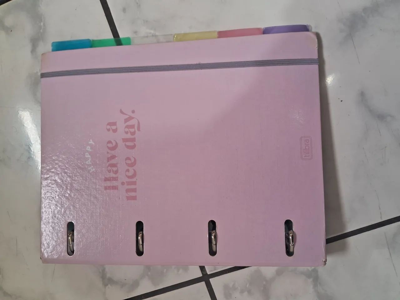 Fichário Tilibra Rosa com divisórias.