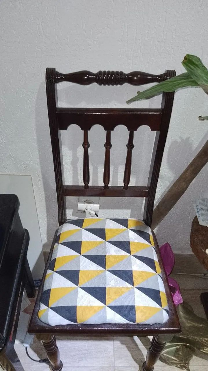 Vendo 1 cadeira de madeira estofada