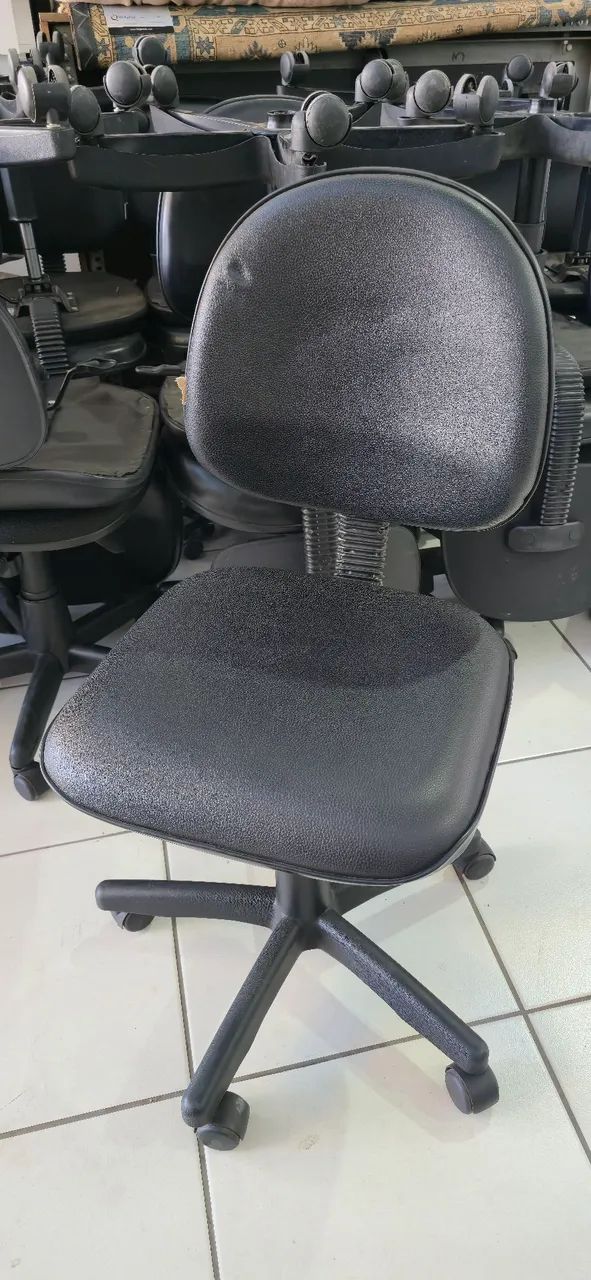 Cadeira Executiva Secretária Escritório Giratória Couro Sintético Preto Ergonômica 120kg - Foto 2