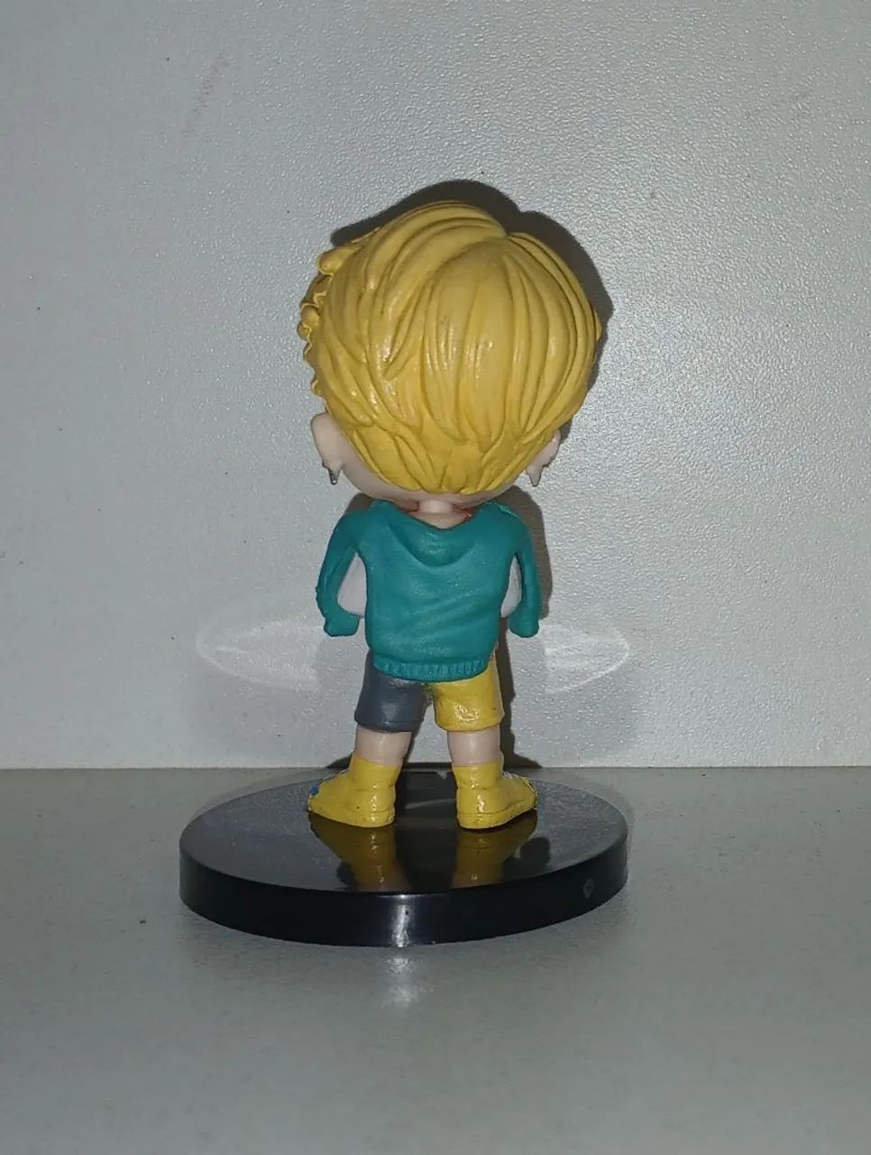 BONECO MINIATURA BTS RM COLADO NA BASE - Foto 2