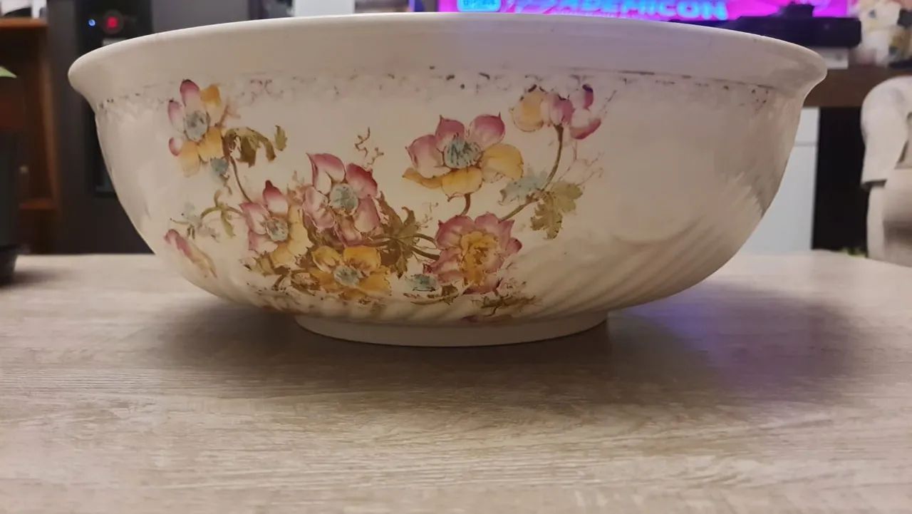 English ceramic basin decorated with floral pattern "Stoke on Trent"