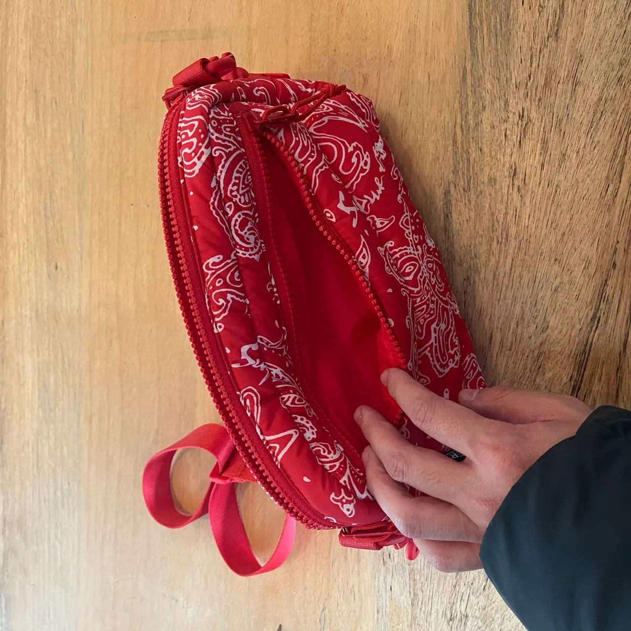 Bolsa Supreme Puffer Side Bag FW22 Red Paisley - Bolsas, malas e