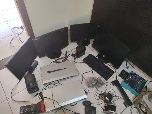 4 Monitores, 4 Computadores, Diversos Equipamentos Eletrônicos etc.