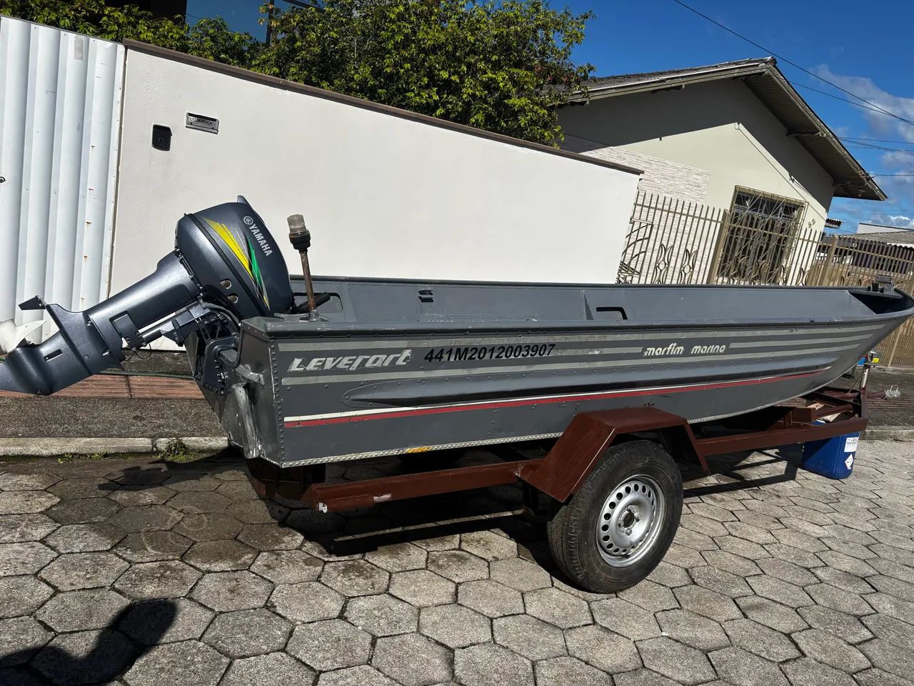 Barco com carretinha e motor 