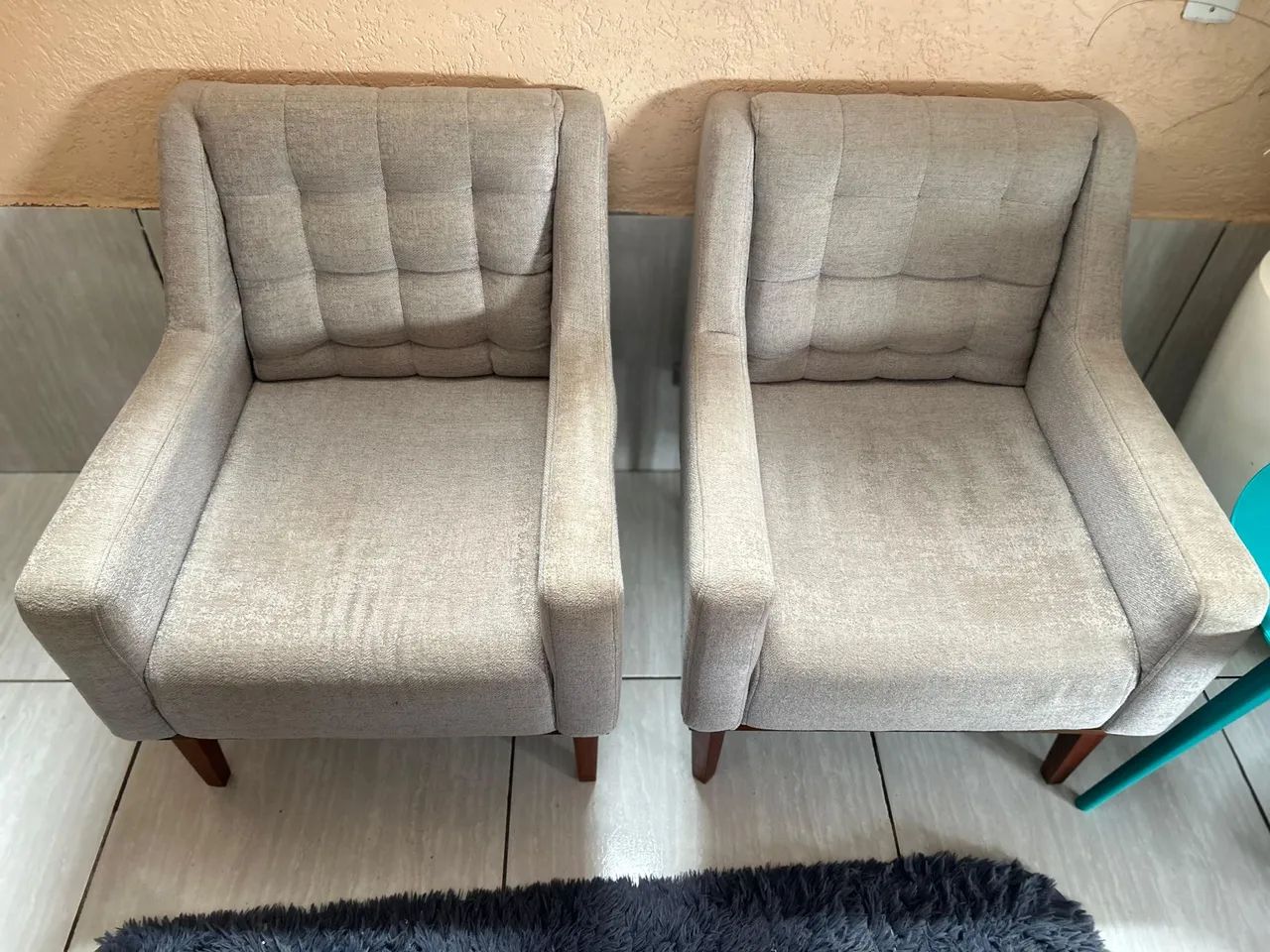 Duas poltronas disponíveis 