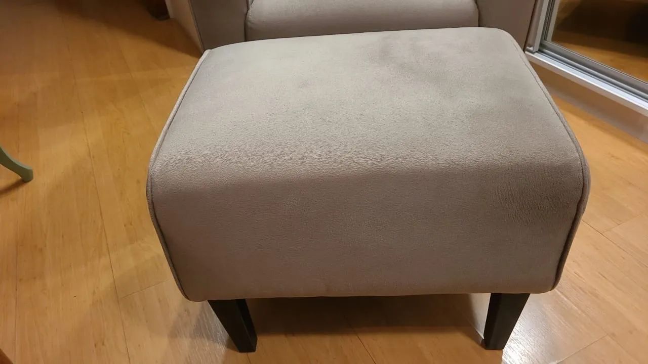 Poltrona e pufe cinzas - chenille - pouquíssimo usada - Foto 5