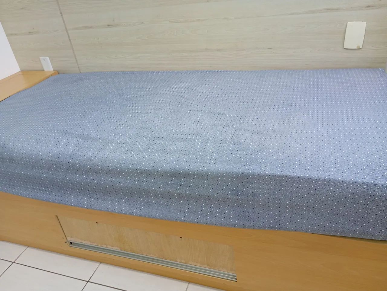 Vendo cama com colchão e baú  - Foto 4
