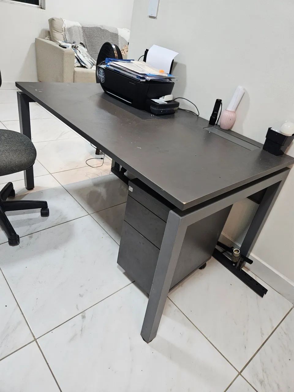 Mesa, gaveteiro e cadeira. - Foto 2