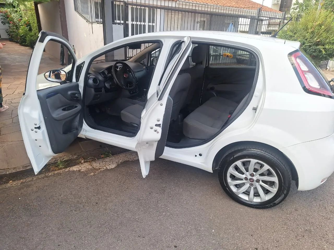 Fiat Punto Attractive 1.4 Fire Flex 8V 5P 2013 - Foto 5