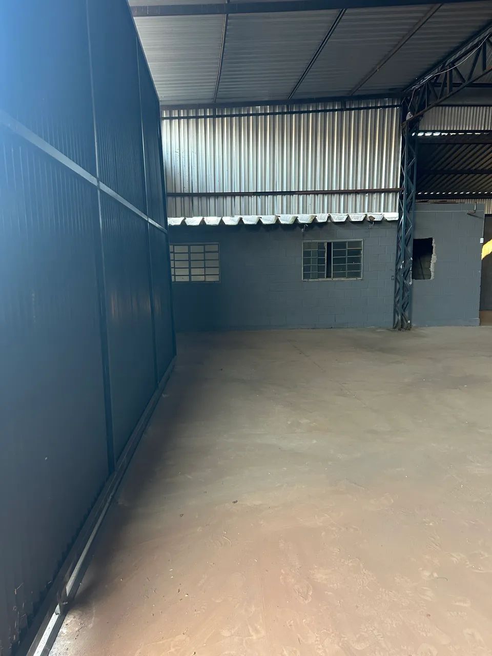 Aluga galpão 100 m br 459 com doca  - Foto 4