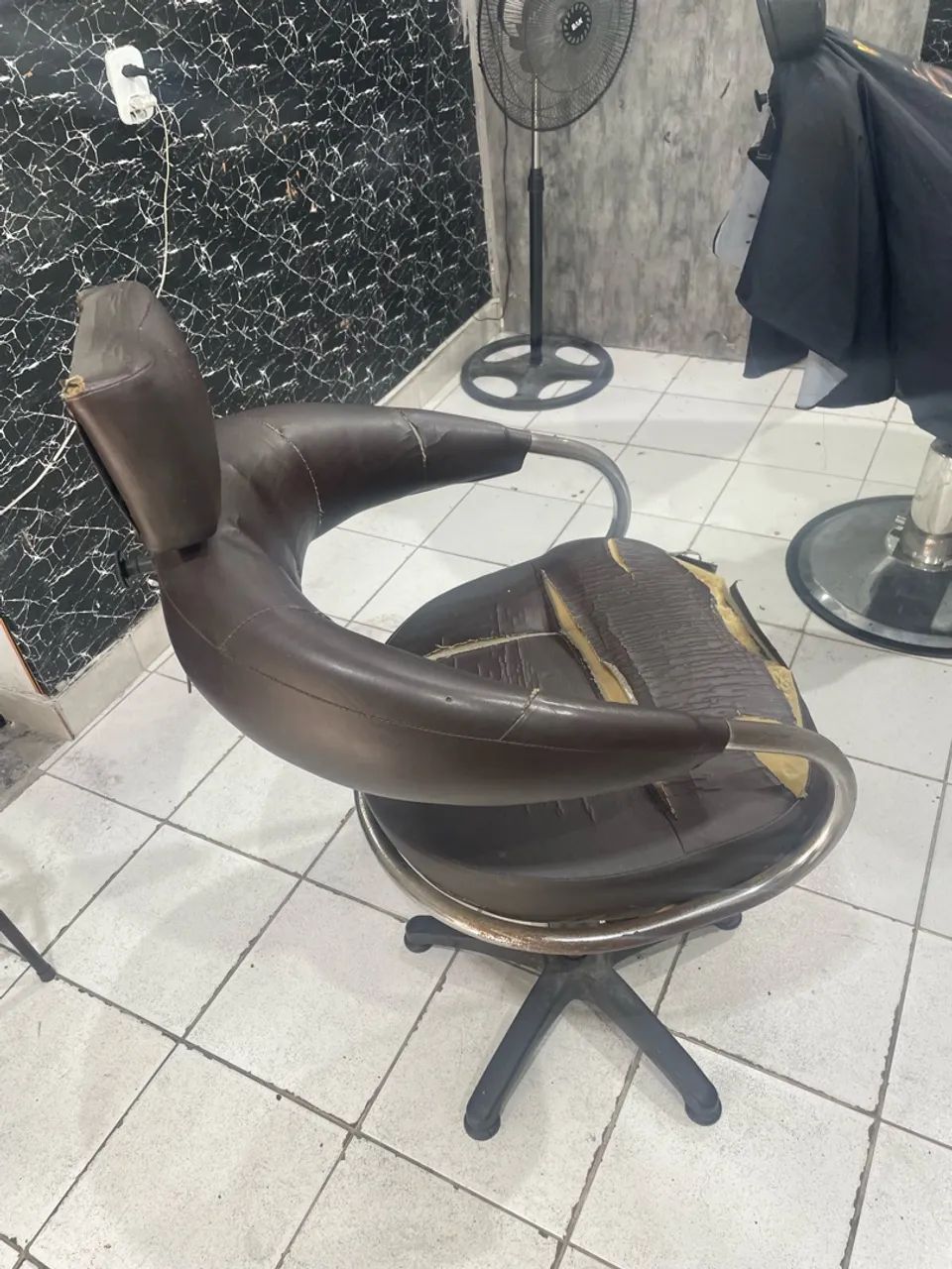 Cadeira de barbeiro, quebra galho só estofar  - Foto 2