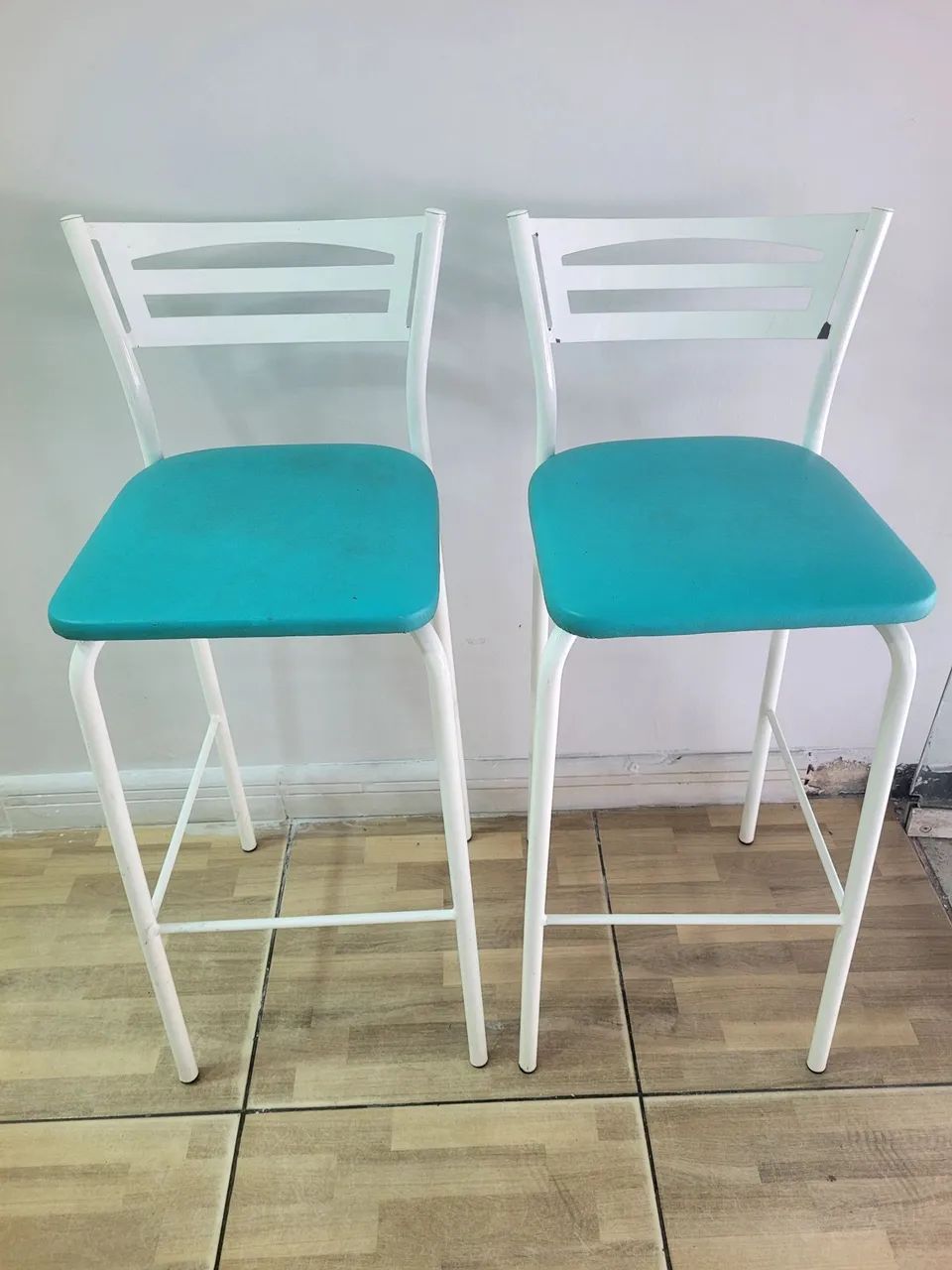 Duas Baquetas Altas Estofadas Com Encosto