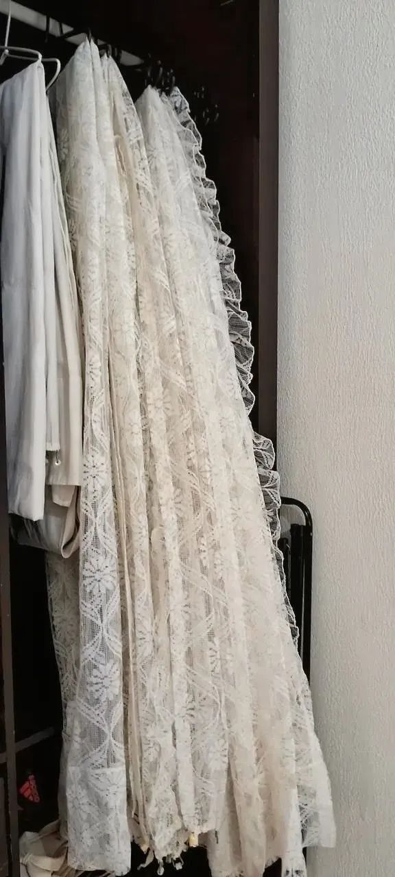  2 CORTINA DE RENDA BRANCA COM FORRO ELEGANTE E SOFISTICADA  - Foto 3