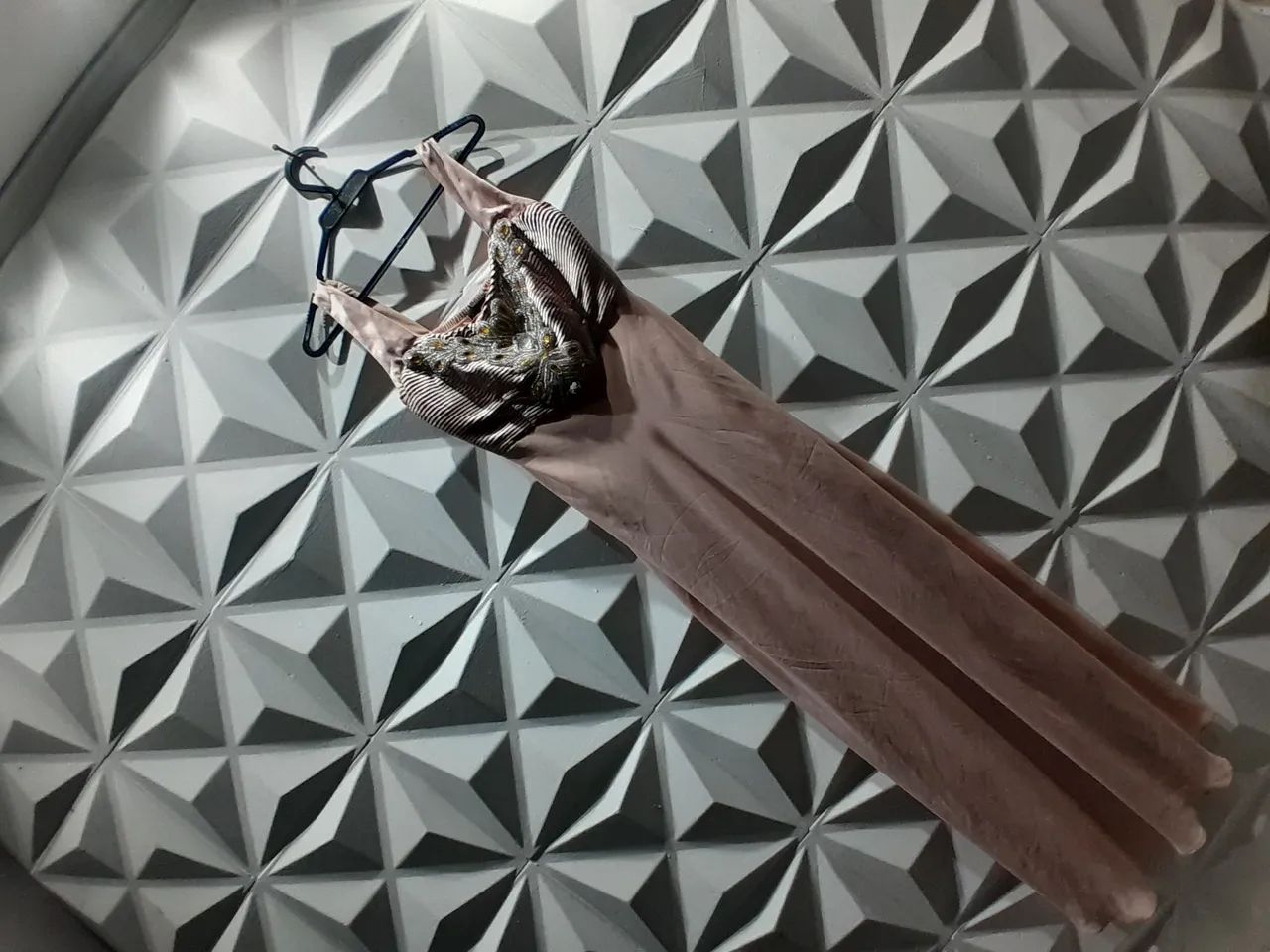 Elegante vestido rosa com joias  - Foto 3