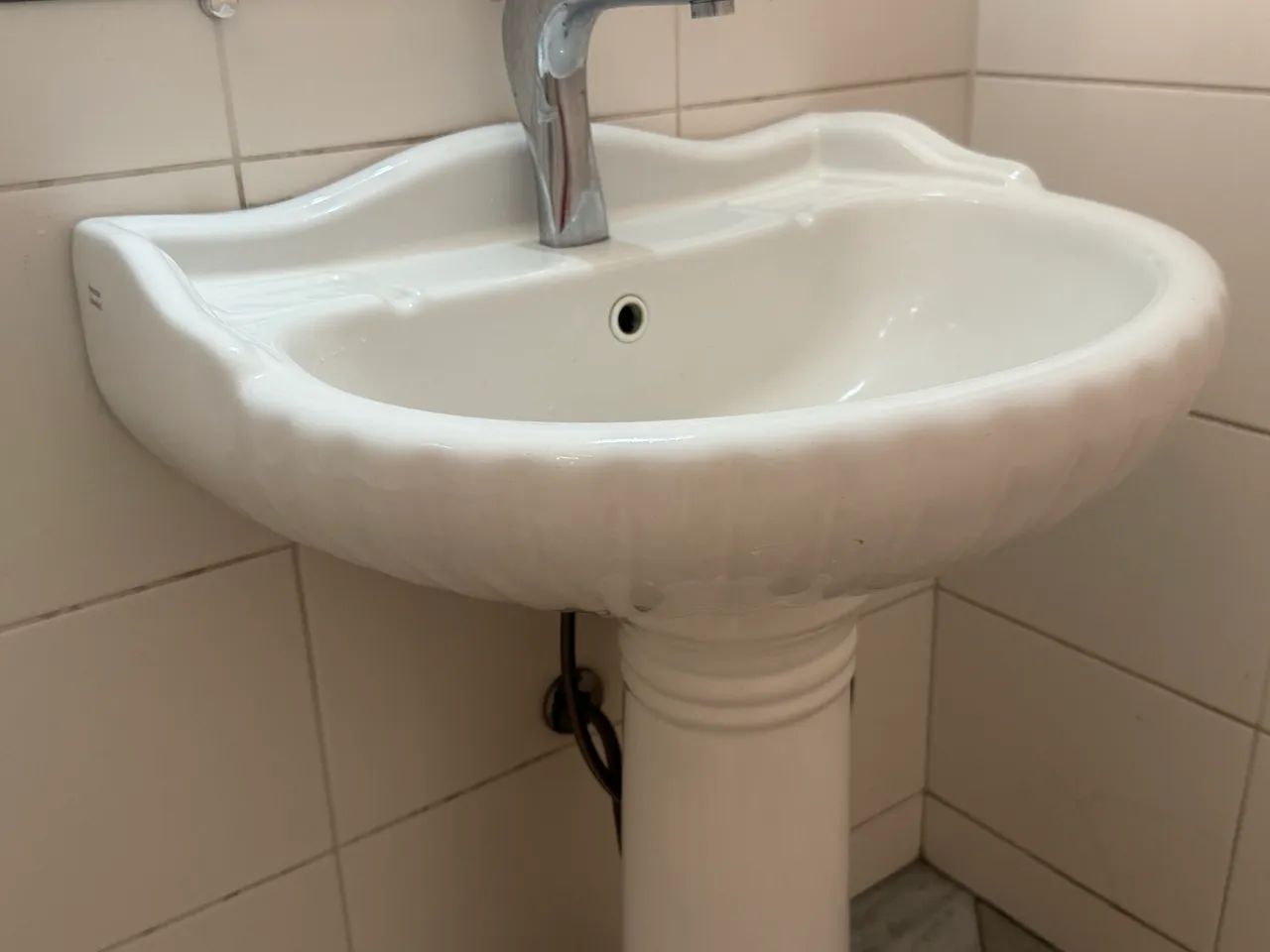 Pia de Banheiro com Coluna + Torneira - Ótimo Estado - Foto 4