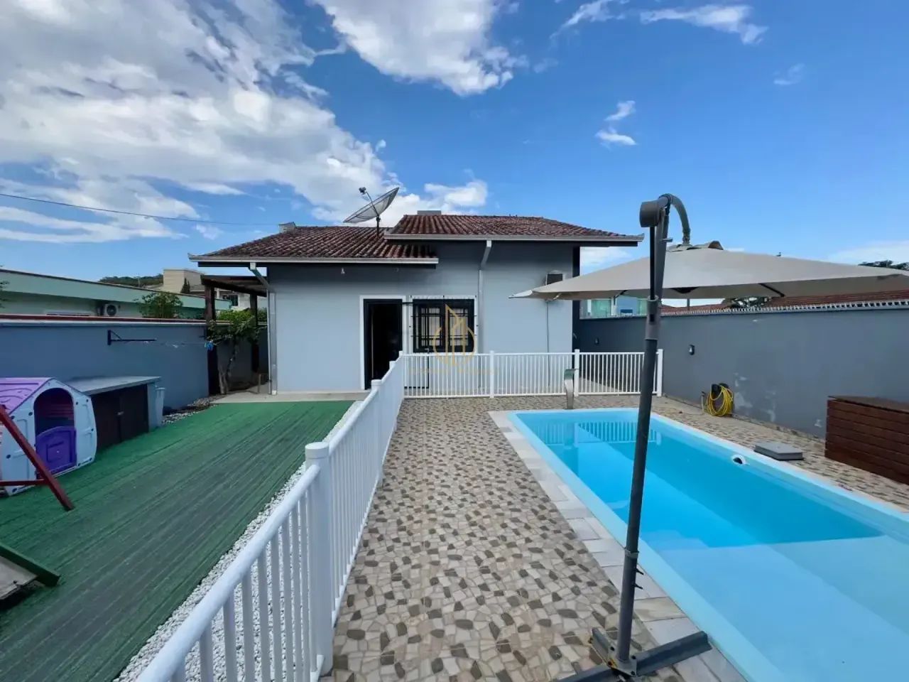 Casa Plana com Piscina no Floresta