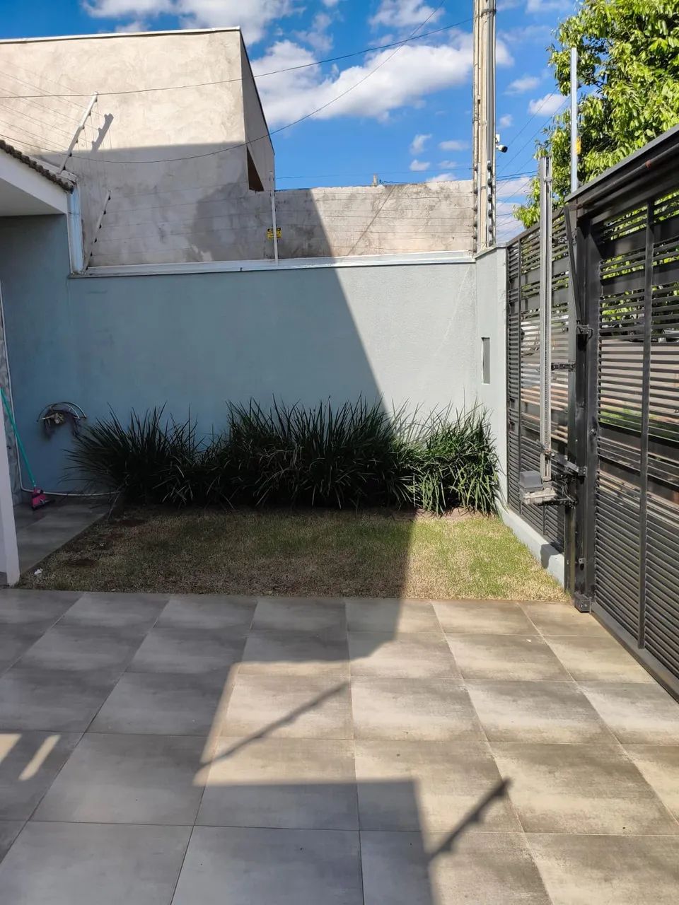 CASA PARA LOCAÇÃO | 1 SUÍTE + 2 QUARTOS, COZINHA MOBILIADA E JARDIM - Foto 3