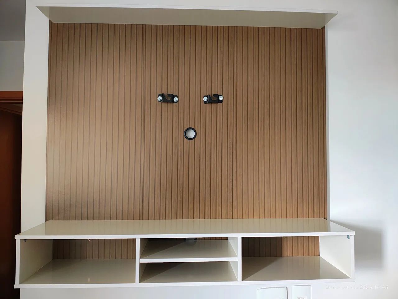 Painel Estante Para Tv Até 50 Polegadas Prateleira E Nicho Cor Ripado/off White