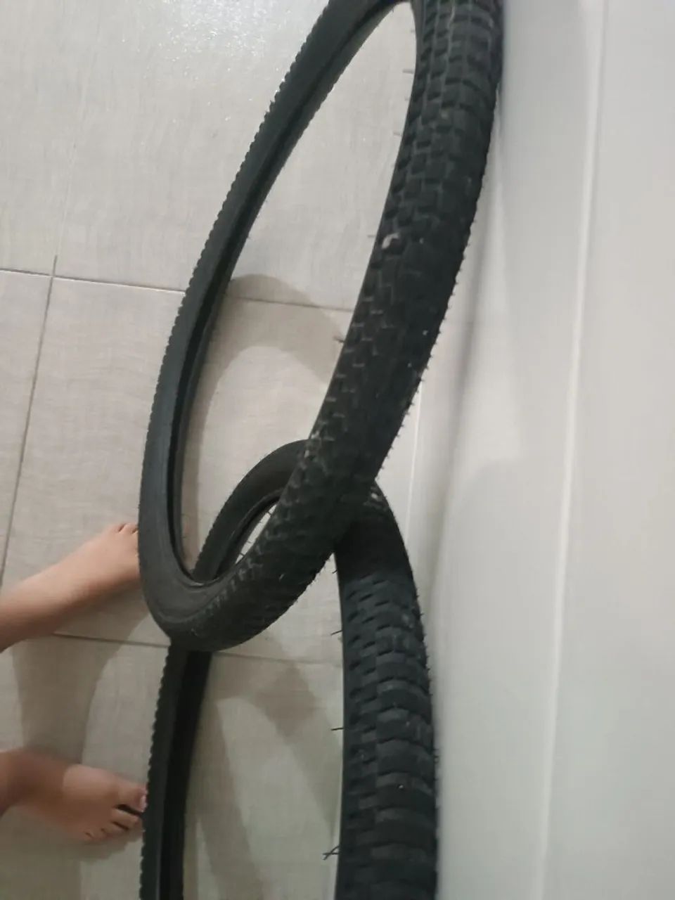 Pneus de bicicleta aro 24 em otimo estado - Foto 2