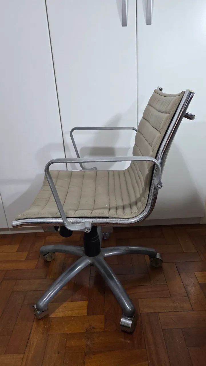 Cadeira de escritório couro - Foto 4