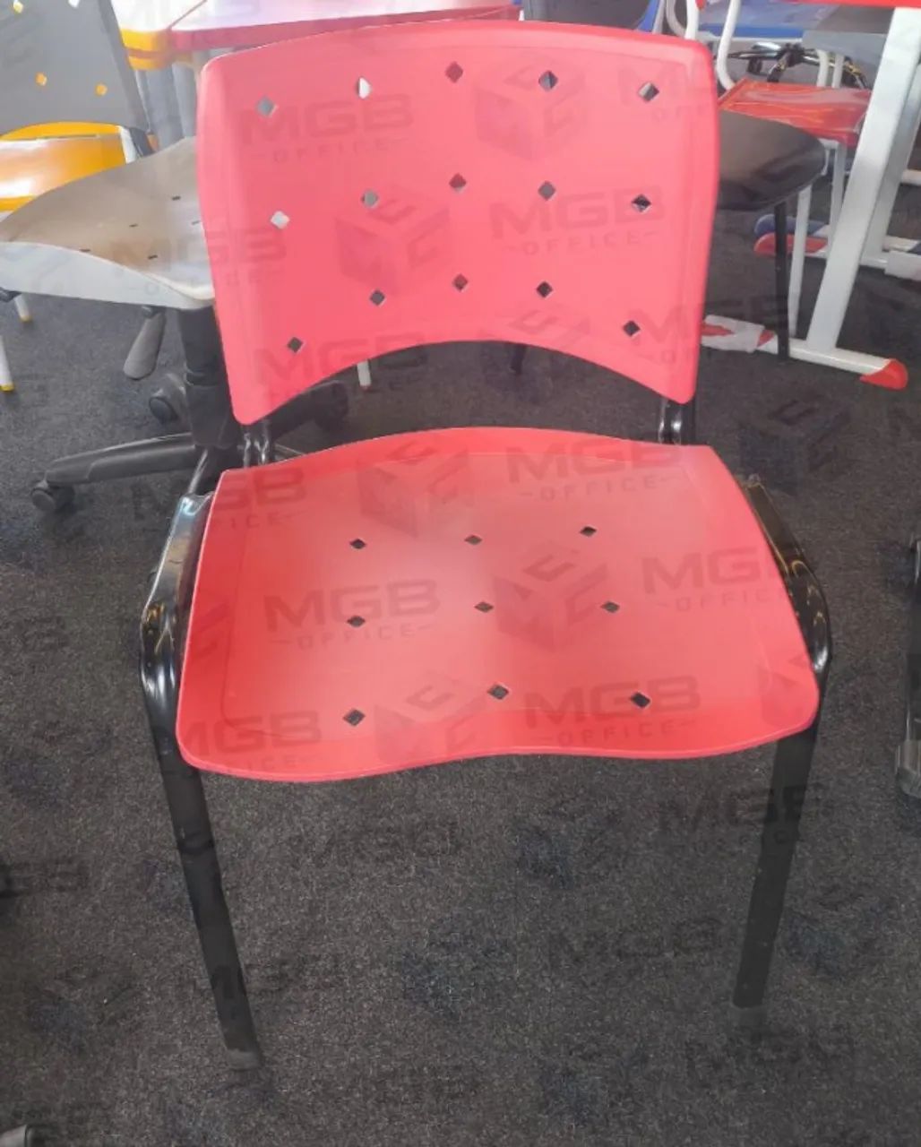 Cadeira de Plástico Plaxmetal (FAZEMOS ENTREGAS)