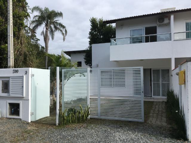 Bombinhas Sobrado 800m wifi ar 3 quartos churrasqueira varanda 1 vaga
