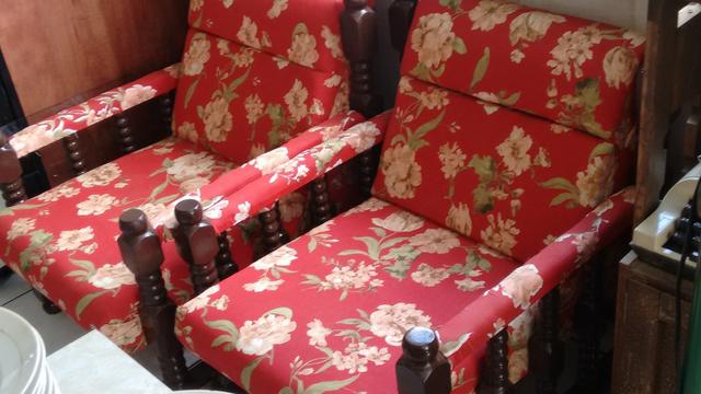Mercado de Pulgas Joinville tem cama antiga criado mudo aparador balcão poltrona antigo - Foto 4