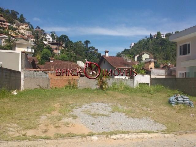 Excelente terreno plano com 331 m² em condomínio alto padrão em teresópolis