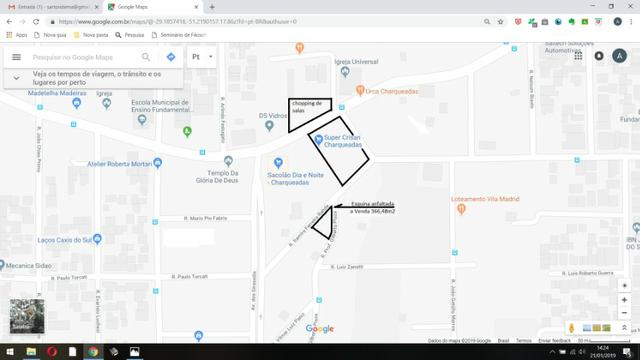 Esquina com asfalto nos dois lados
