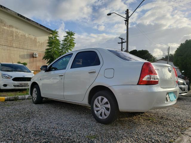 Etios X sedã automático 2017
