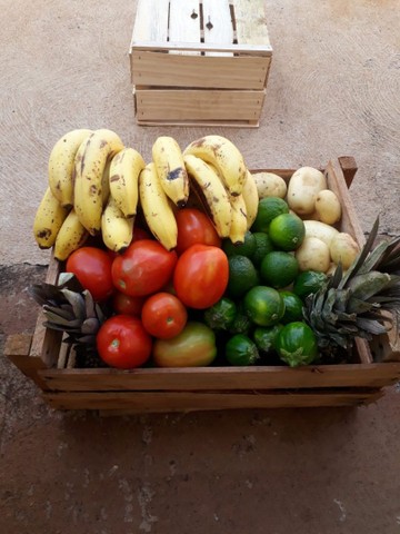 Vendo caixa de legumes e frutas variados 90 reais com a entrega 